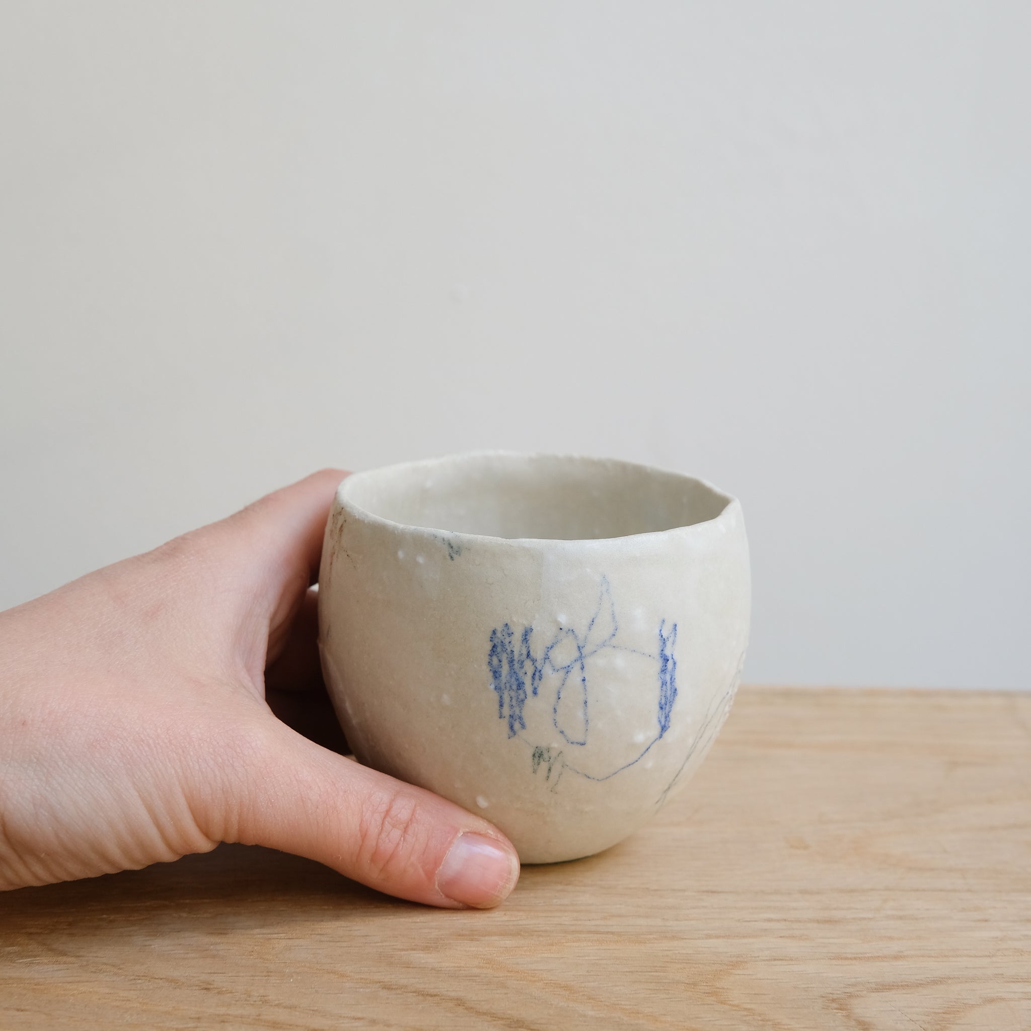 Tasse 06 en grès et porcelaine 200ml - Multicolore de Yellow Nose Studio chez Brutal Ceramics