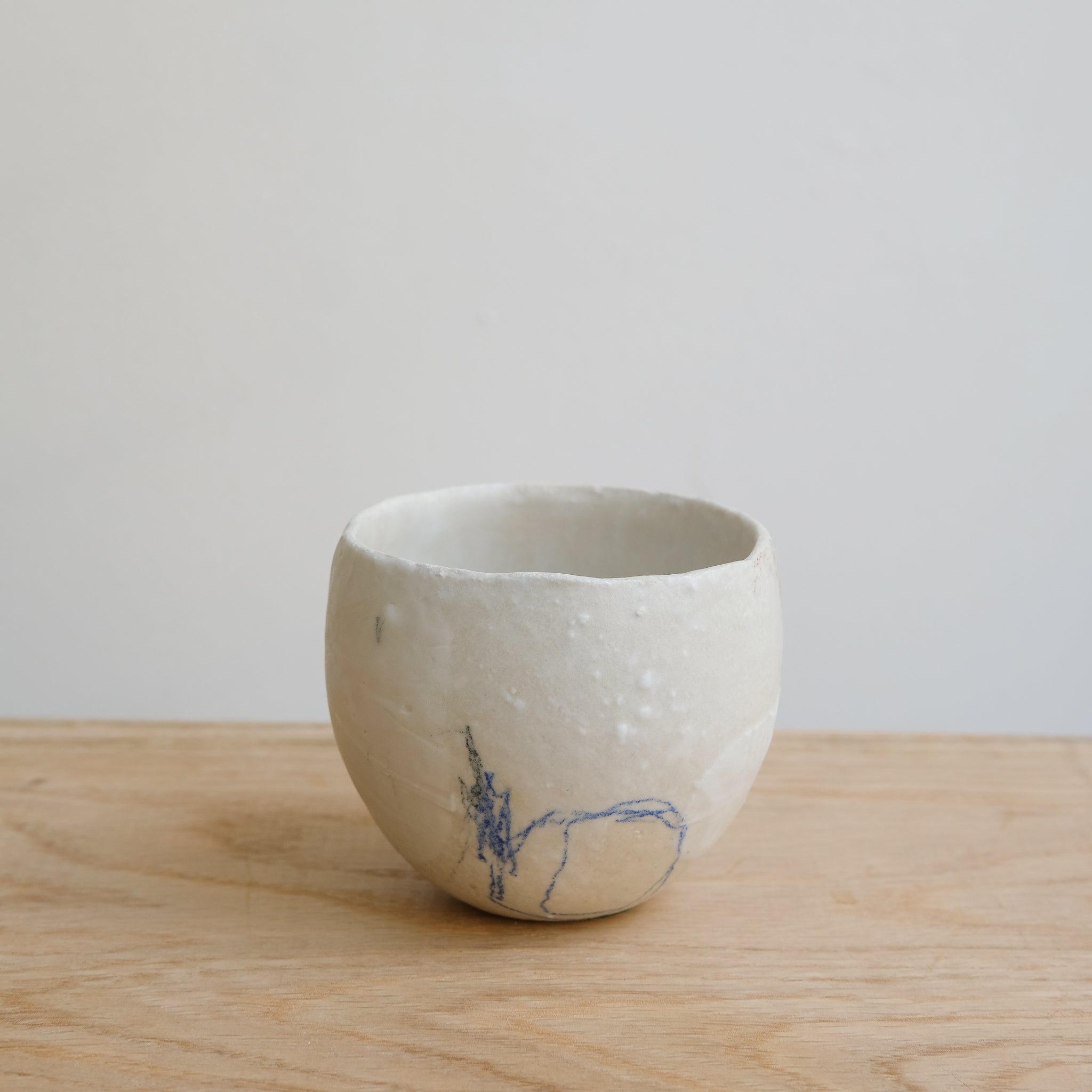 Tasse 06 en grès et porcelaine 200ml - Multicolore de Yellow Nose Studio chez Brutal Ceramics