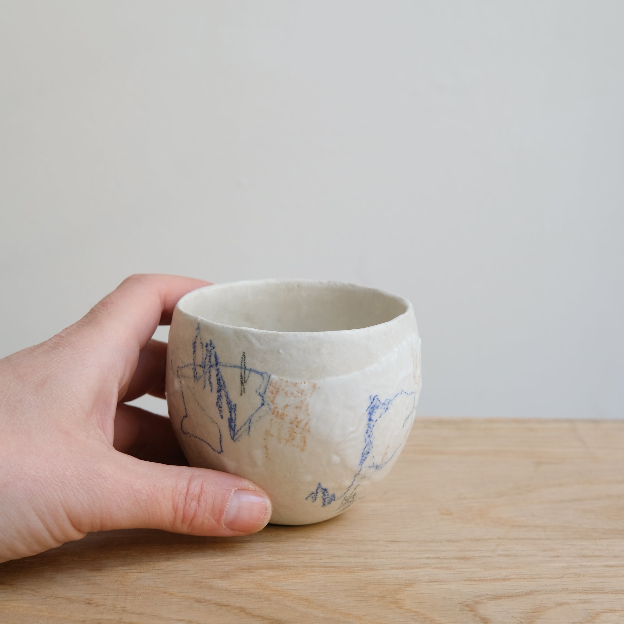 Tasse 07 en grès et porcelaine 200ml - Multicolore de Yellow Nose Studio chez Brutal Ceramics