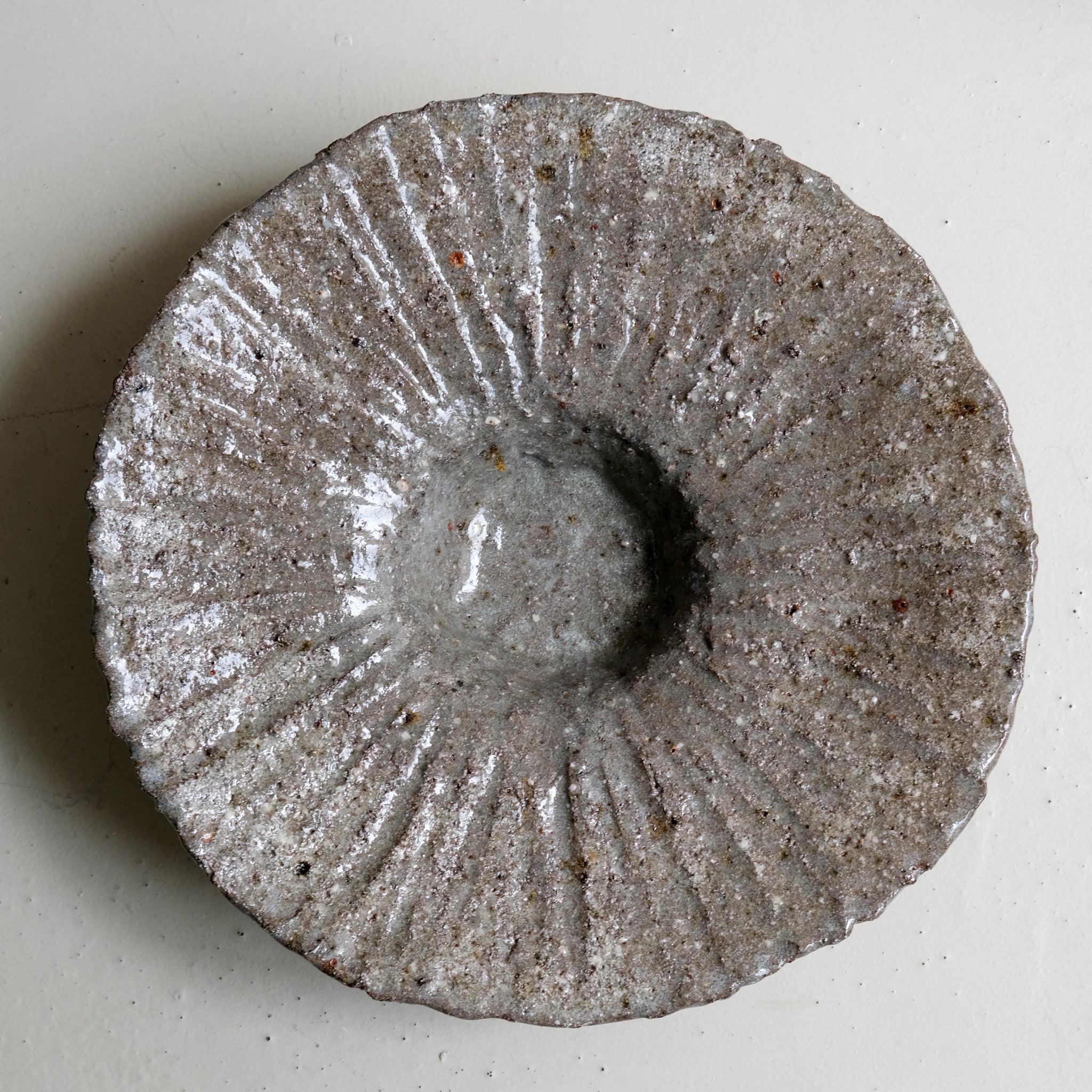 Plat en terre recoltée D 33cm - gris brillant de Potry chez Brutal Ceramics