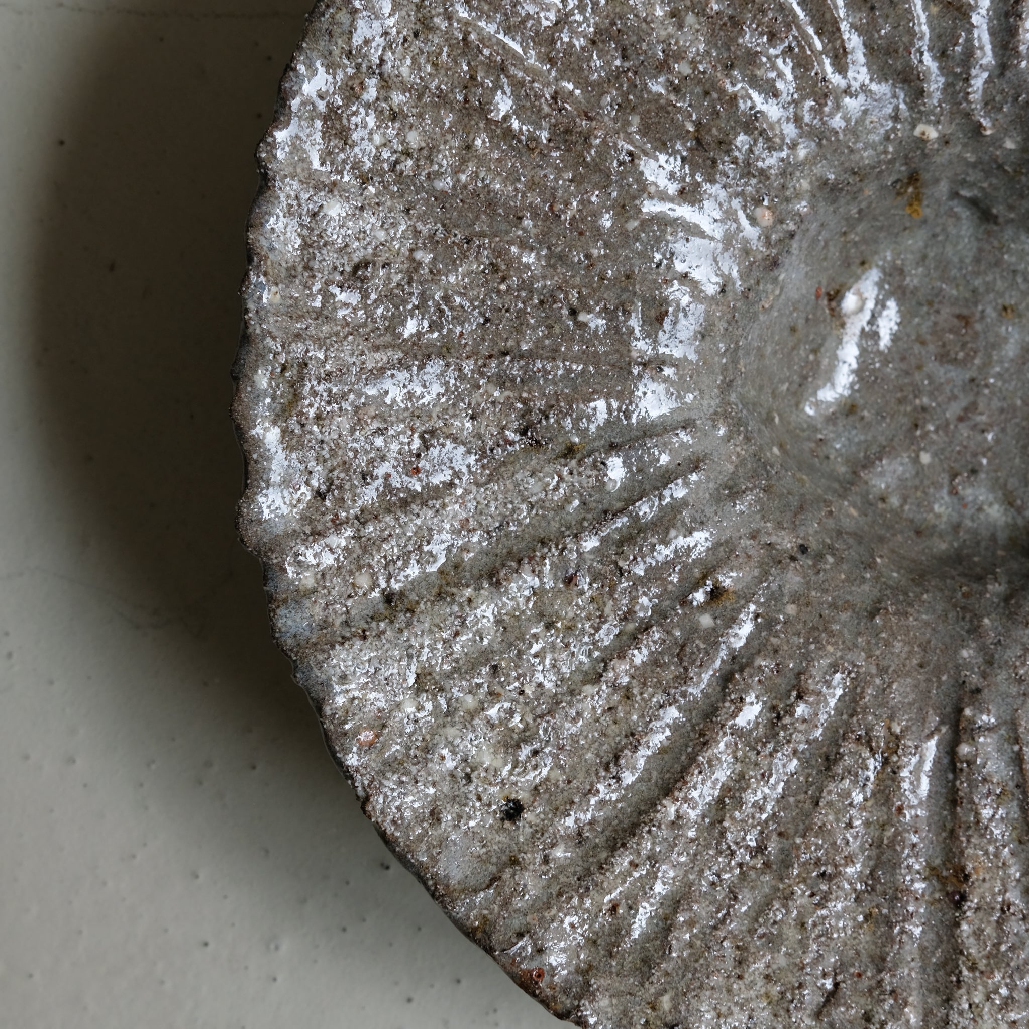Plat en terre recoltée D 33cm - gris brillant de Potry chez Brutal Ceramics