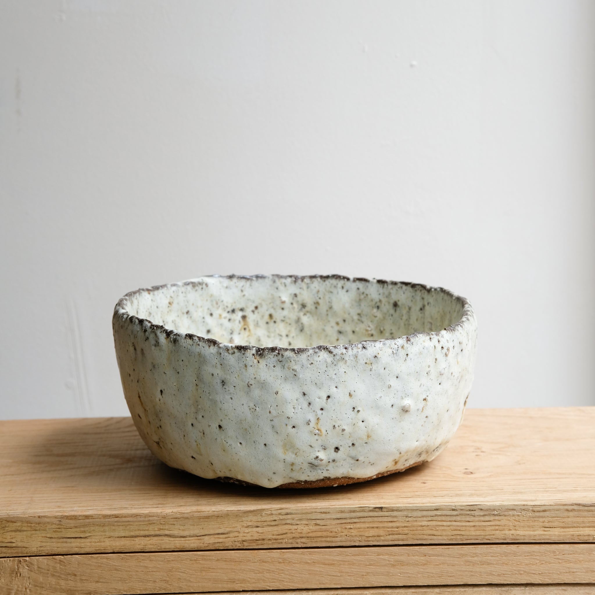 Saladier en terre recoltée D 21cm - blanc mat de Potry chez Brutal Ceramics.