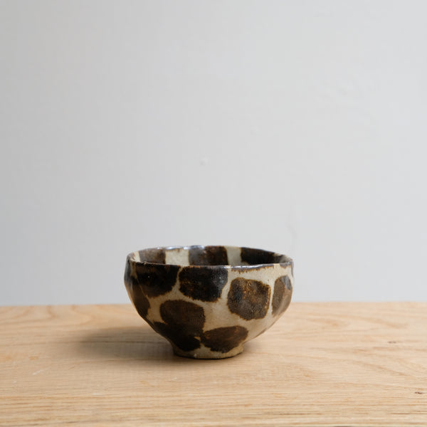 Tasse en terre recoltée 65ml - tachetée de Potry chez Brutal Ceramics
