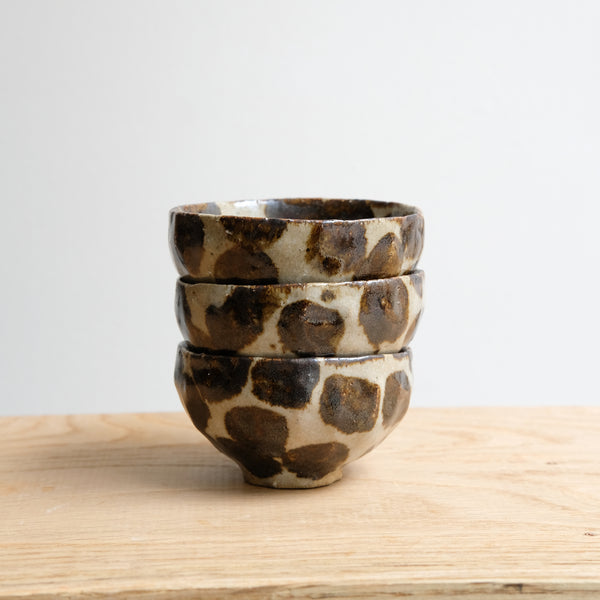 Tasse en terre recoltée 65ml - tachetée de Potry chez Brutal Ceramics