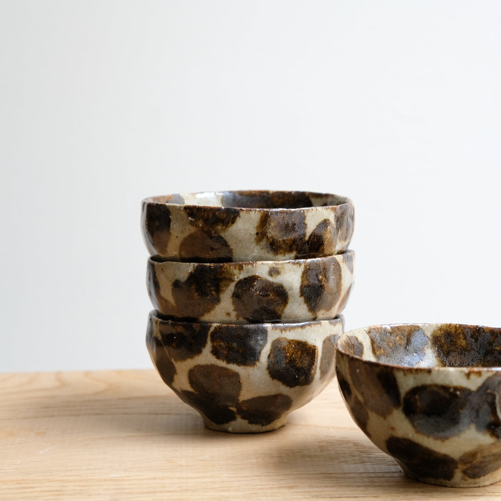 Tasse en terre recoltée 65ml - tachetée de Potry chez Brutal Ceramics
