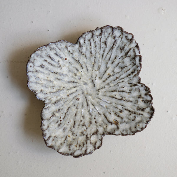 Assiette nénuphar en terre recoltée L 15cm - blanc et beige de Potry chez Brutal Ceramics