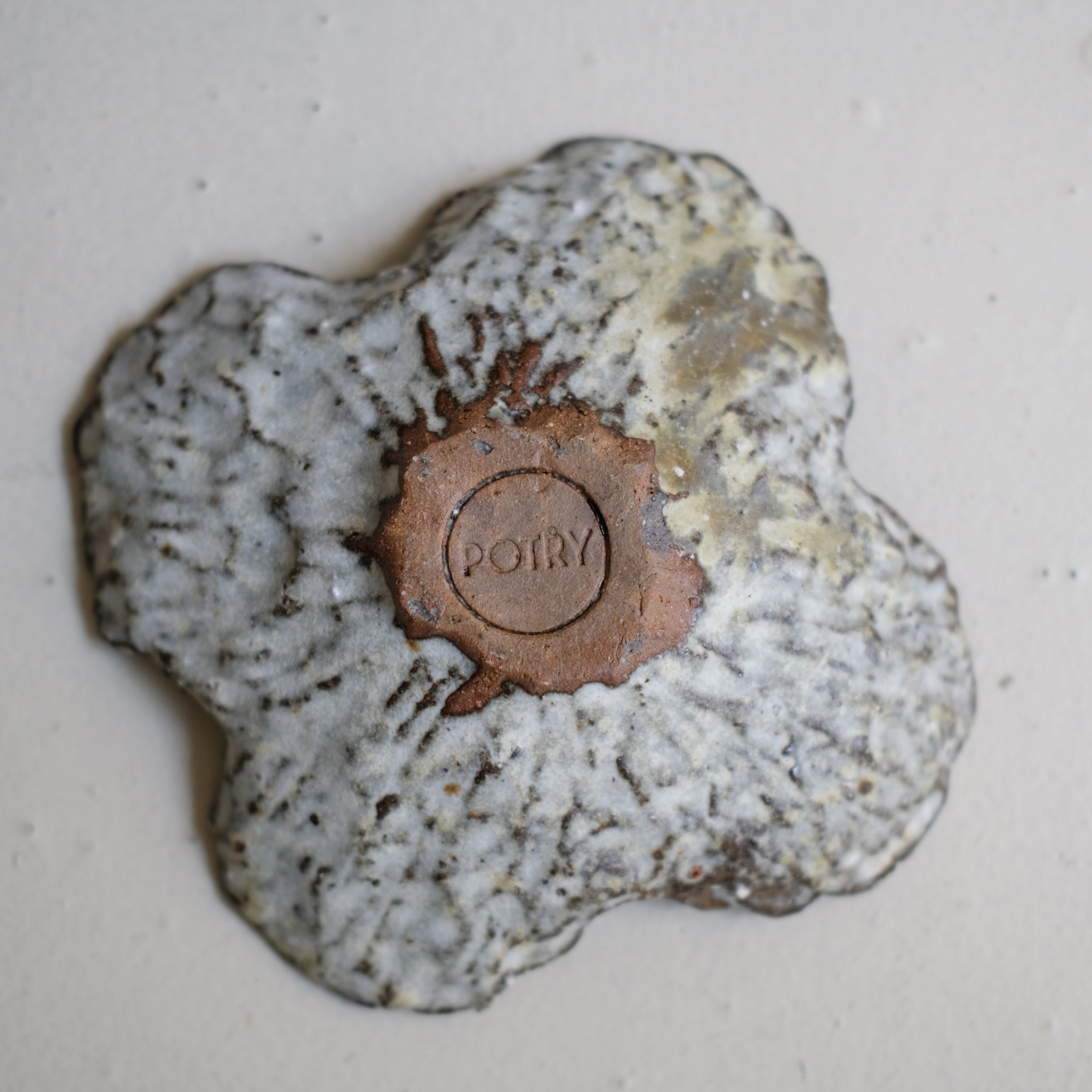 Assiette nénuphar en terre recoltée L 15cm - blanc et beige de Potry chez Brutal Ceramics