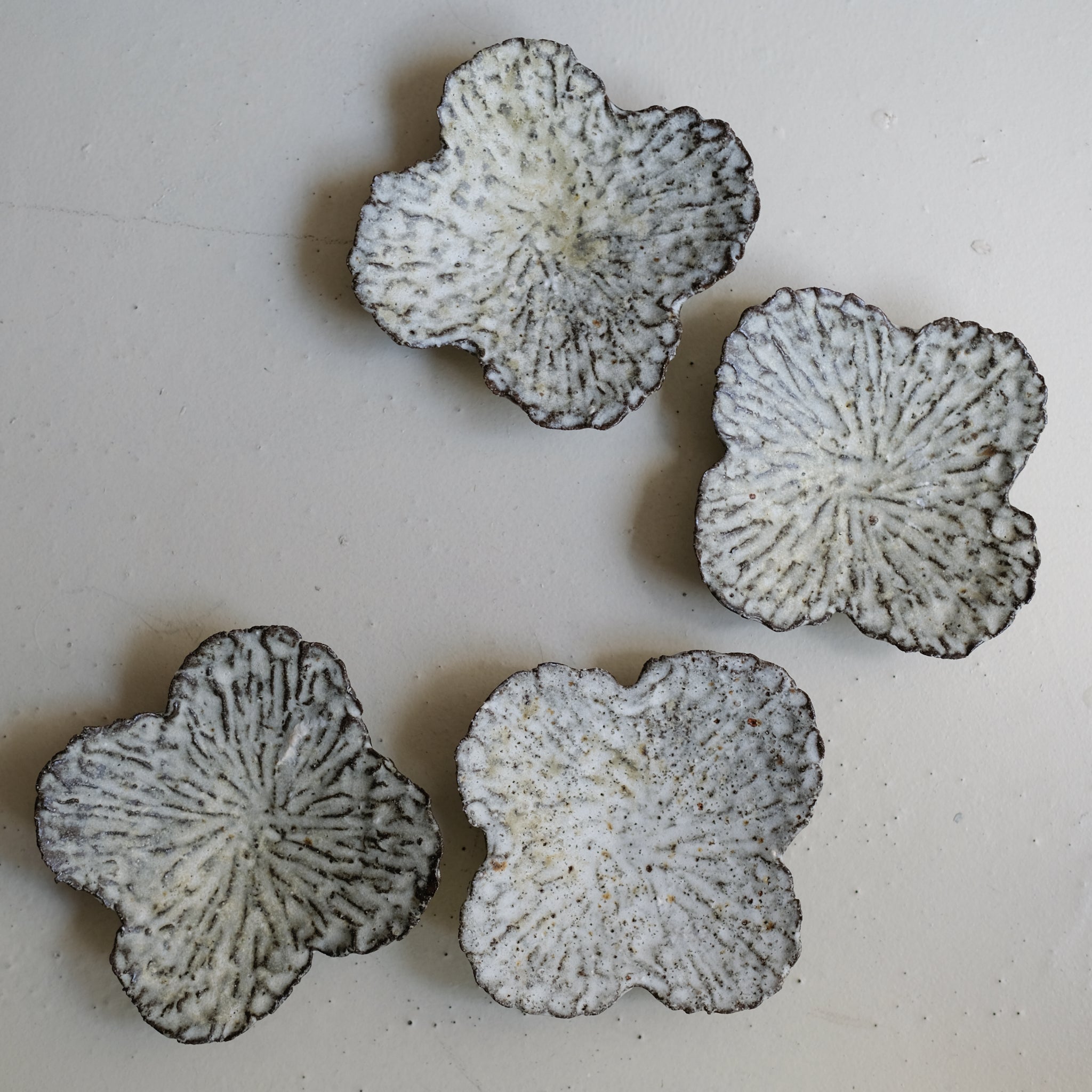 Assiette nénuphar en terre recoltée L 15cm - blanc et beige de Potry chez Brutal Ceramics