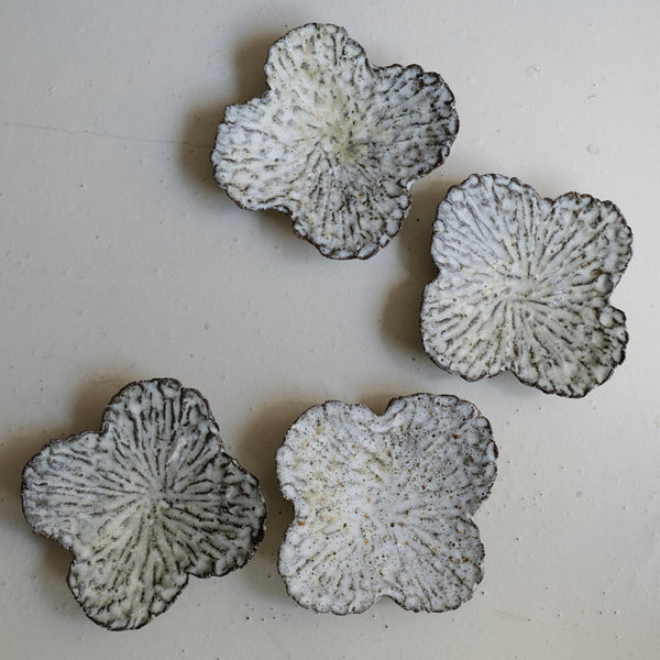 Assiette nénuphar en terre recoltée L 15cm - blanc et beige de Potry chez Brutal Ceramics