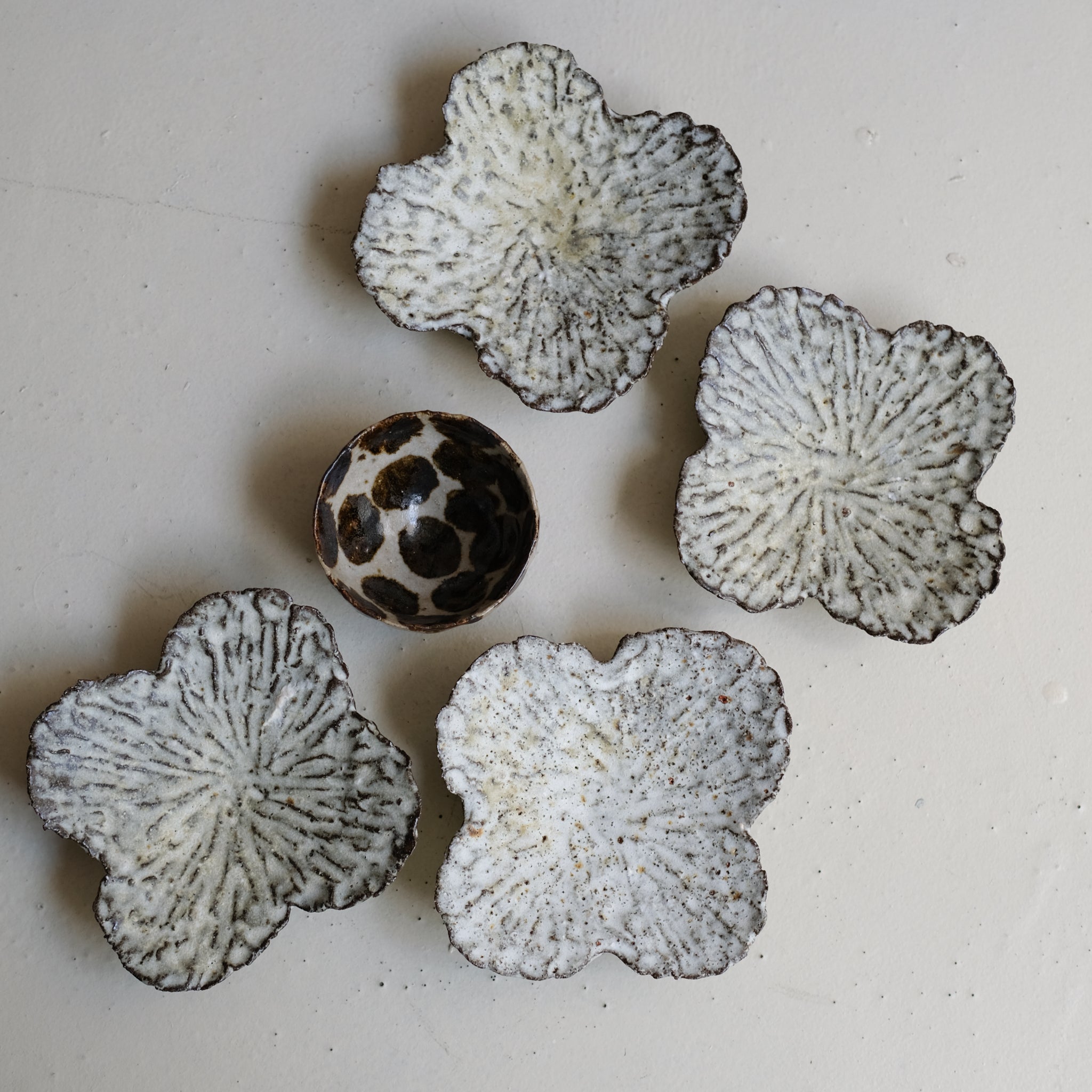 Assiette nénuphar en terre recoltée L 15cm - blanc et beige de Potry chez Brutal Ceramics