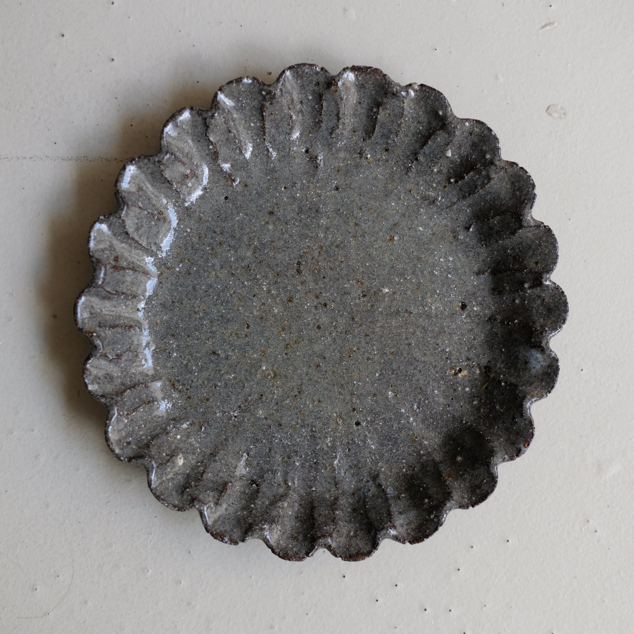 Assiette en terre recoltée D 17cm - gris brillant par Potry chez Brutal Ceramics