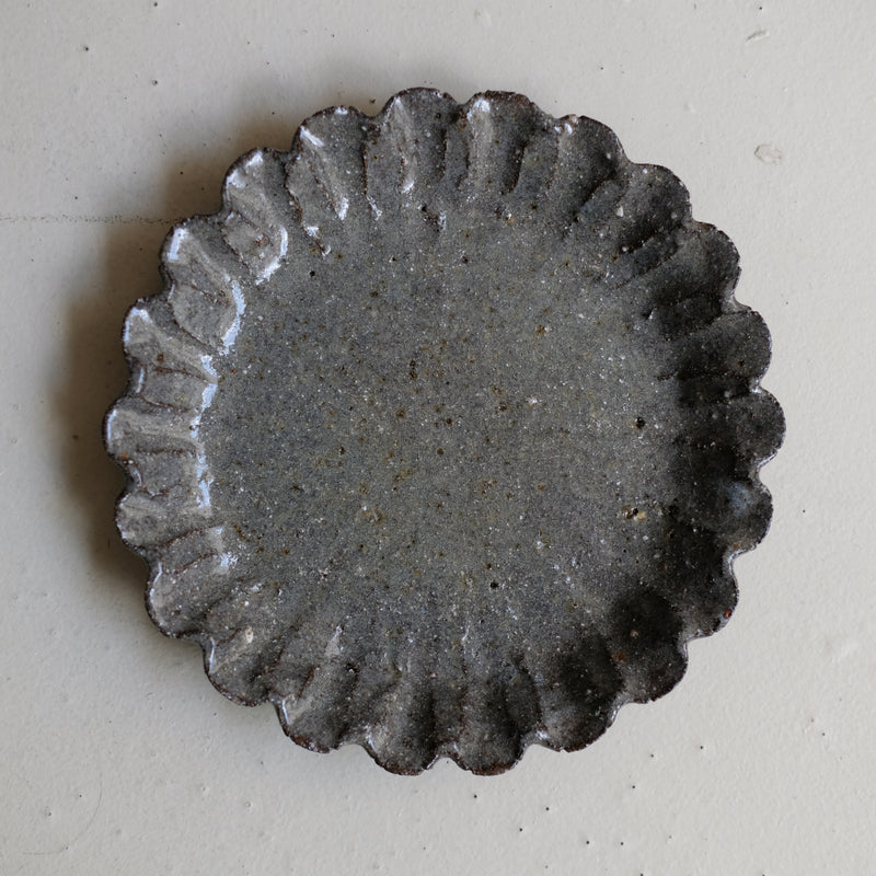 Assiette en terre recoltée D 17cm - gris brillant par Potry chez Brutal Ceramics