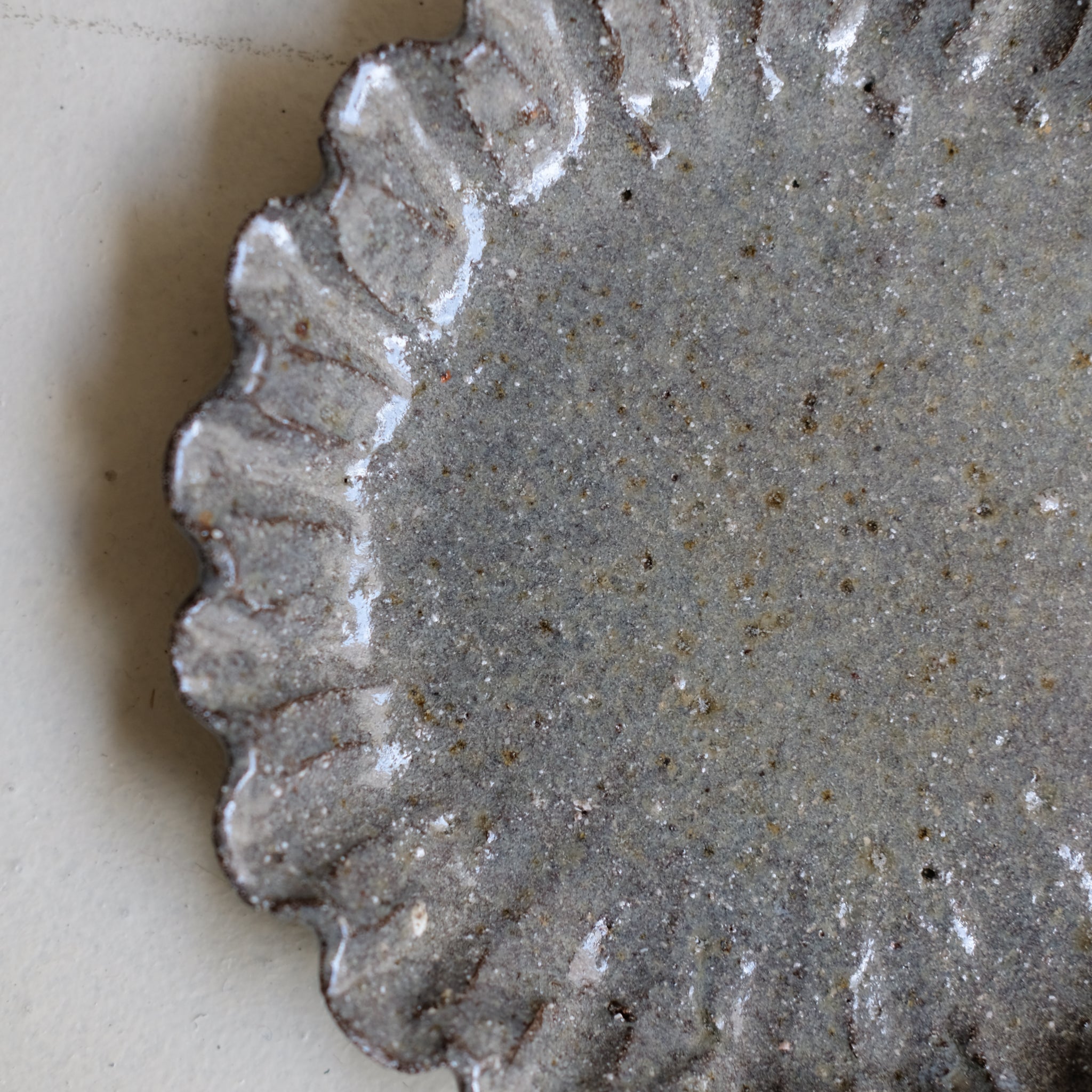 Assiette en terre recoltée D 17cm - gris brillant par Potry chez Brutal Ceramics