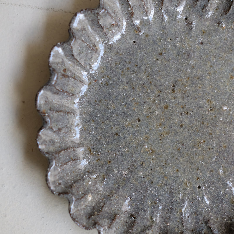 Assiette en terre recoltée D 17cm - gris brillant par Potry chez Brutal Ceramics