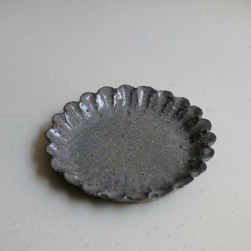 Assiette en terre recoltée D 17cm - gris brillant par Potry chez Brutal Ceramics