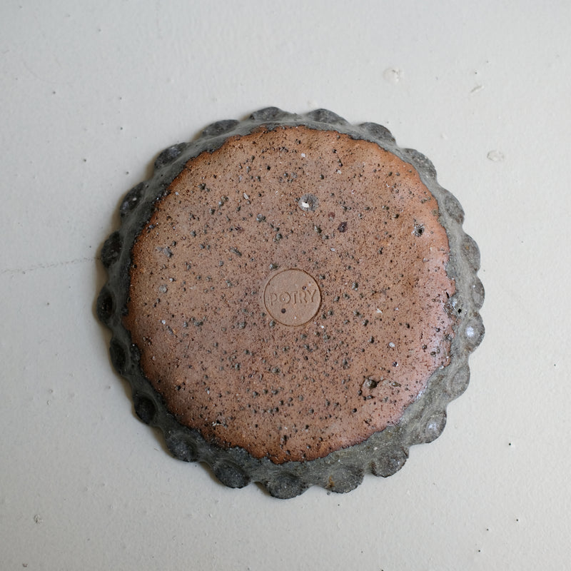Assiette en terre recoltée D 17cm - gris brillant par Potry chez Brutal Ceramics