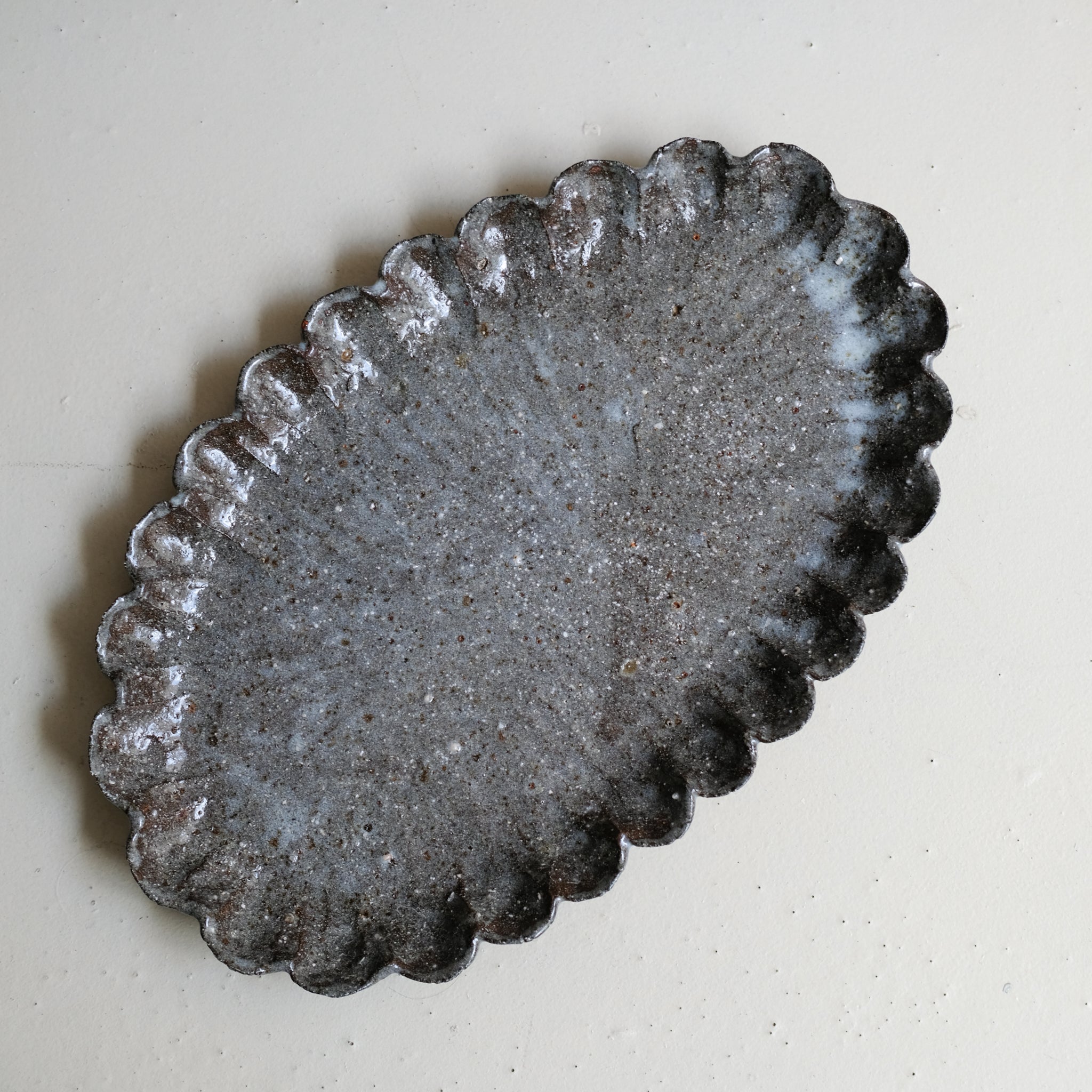 Plat oval en terre recoltée L 36cm - gris brillant de Potry chez Brutal Ceramics