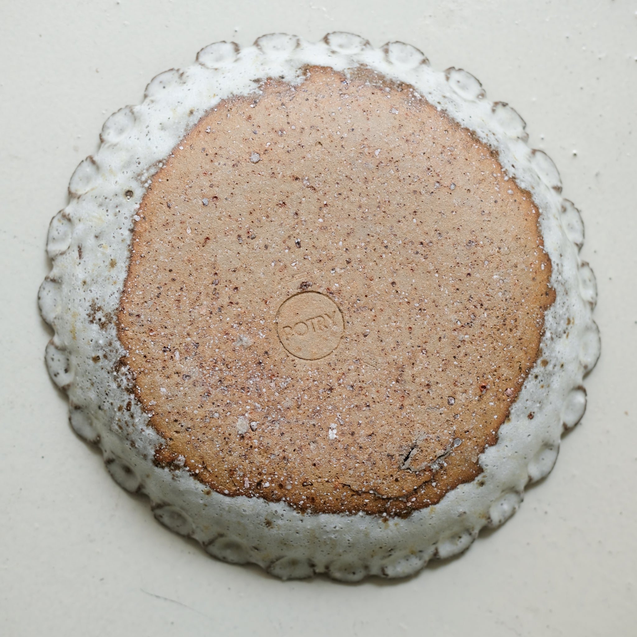 Assiette creuse en terre recoltée D 22cm - blanc mat blanc mat par Potry chez Brutal Ceramics