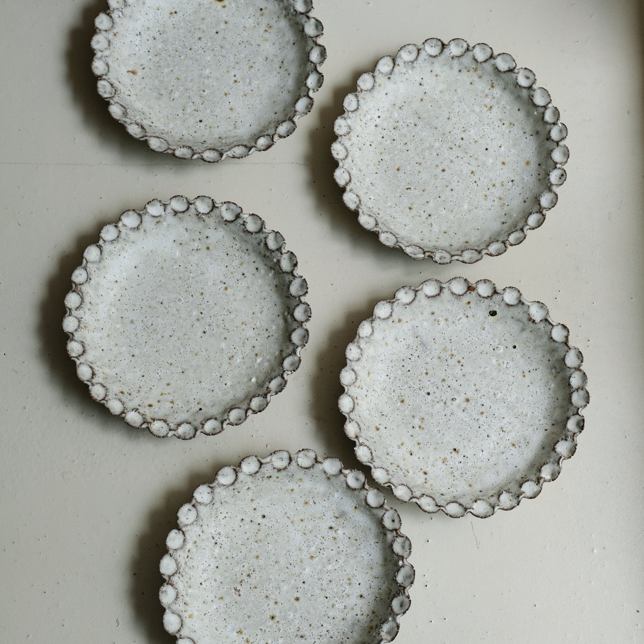 Assiette creuse en terre recoltée D 22cm - blanc mat blanc mat par Potry chez Brutal Ceramics