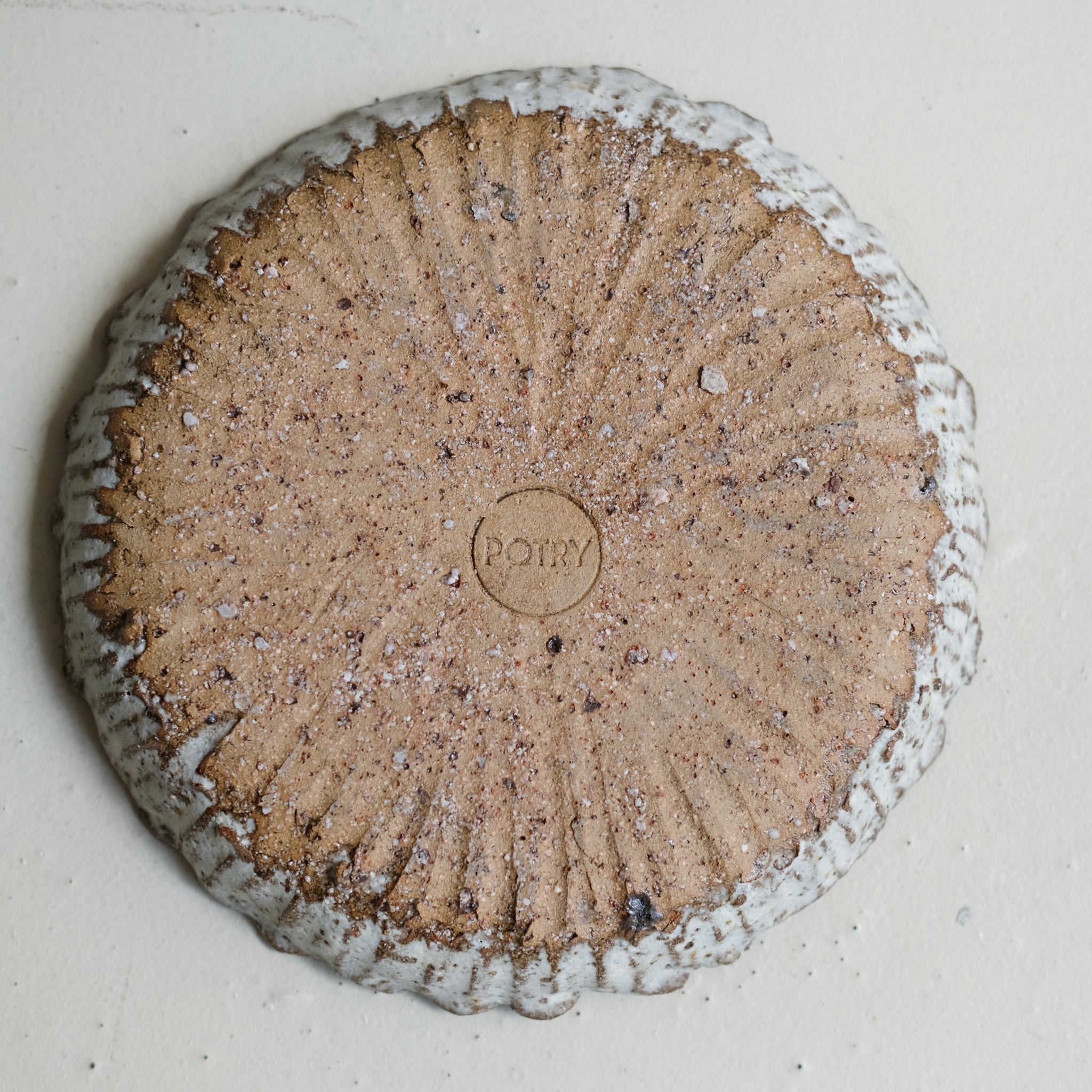 Assiette en terre recoltée D 19cm - blanc mat de Potry chez Brutal Ceramics