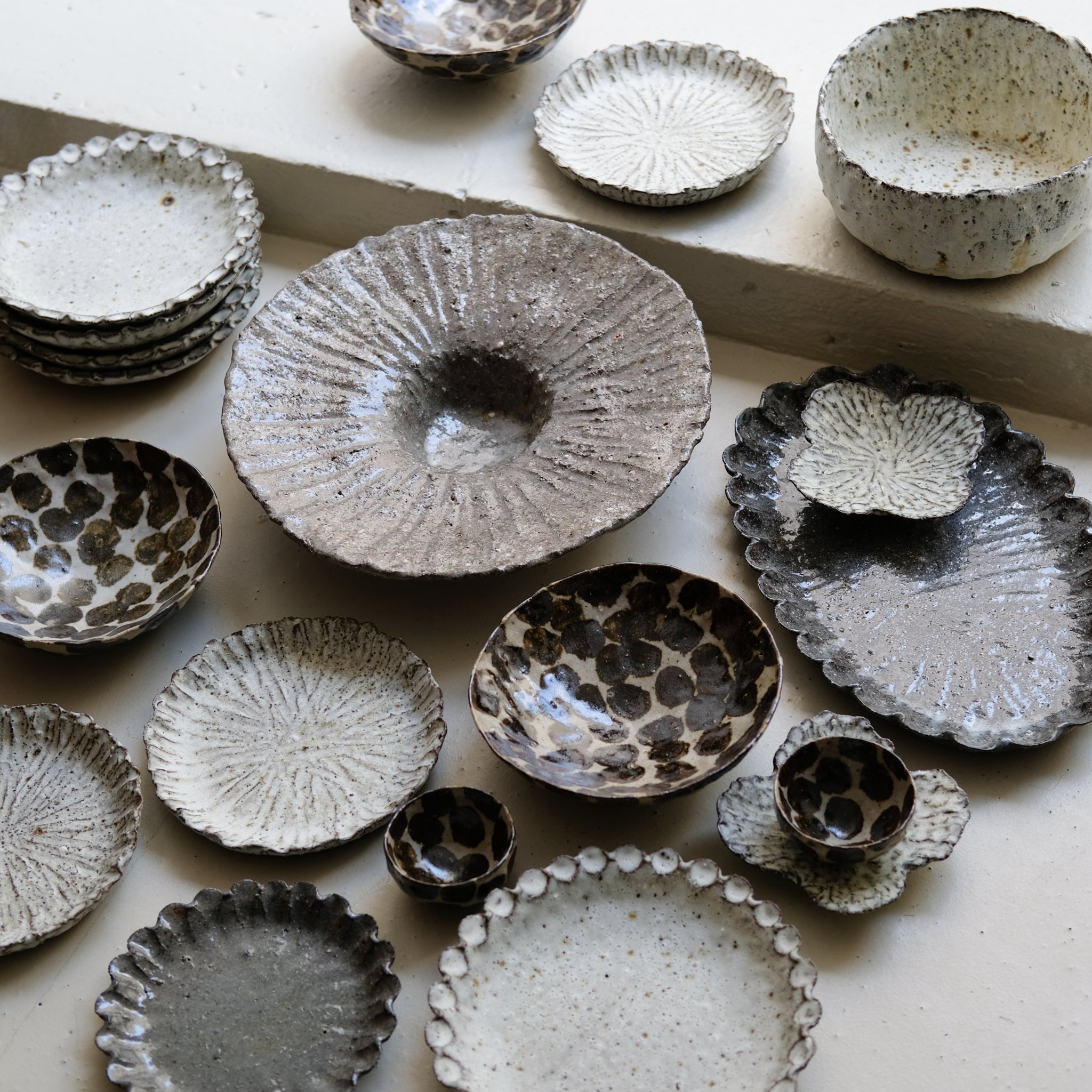 Assiette nénuphar en terre recoltée L 15cm - blanc et beige de Potry chez Brutal Ceramics