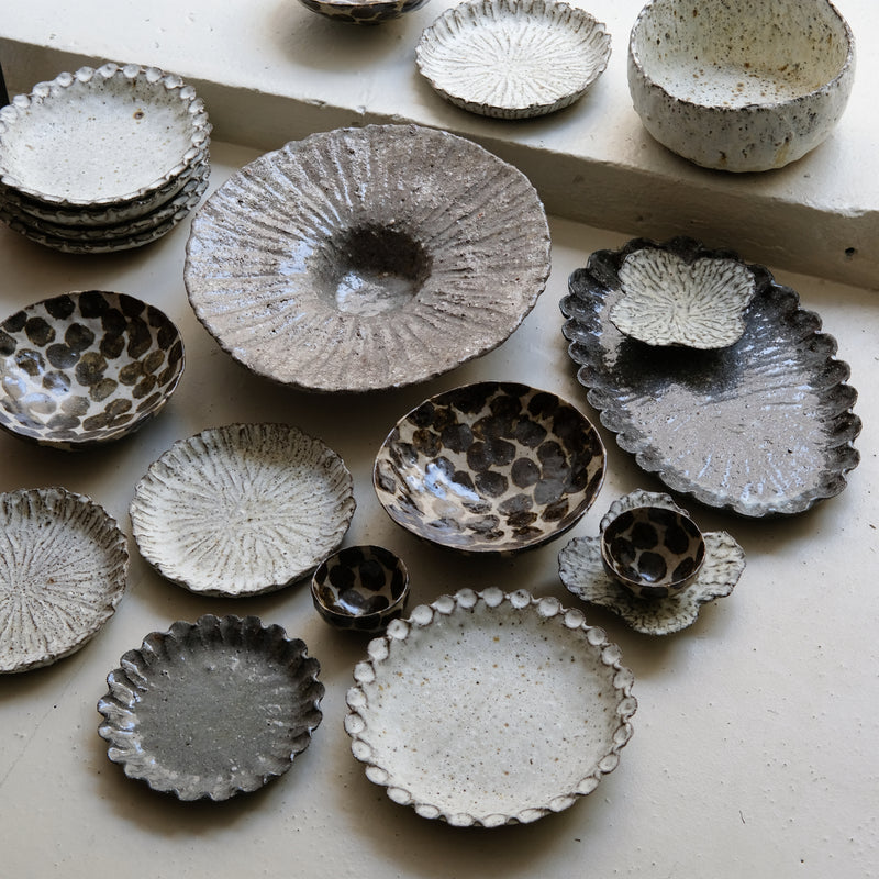 Assiette en terre recoltée D 17cm - gris brillant par Potry chez Brutal Ceramics