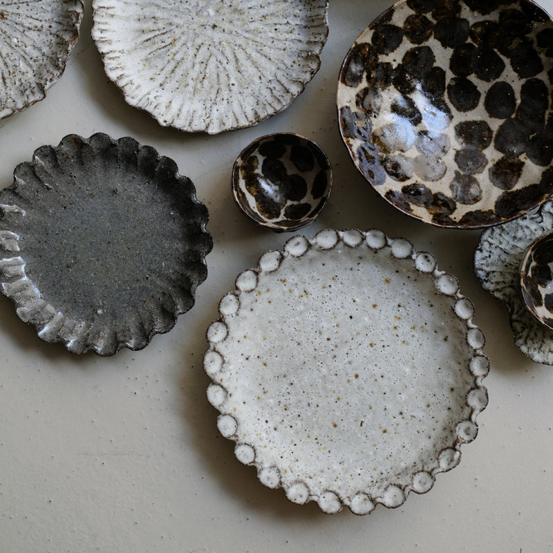 Assiette en terre recoltée D 17cm - gris brillant par Potry chez Brutal Ceramics