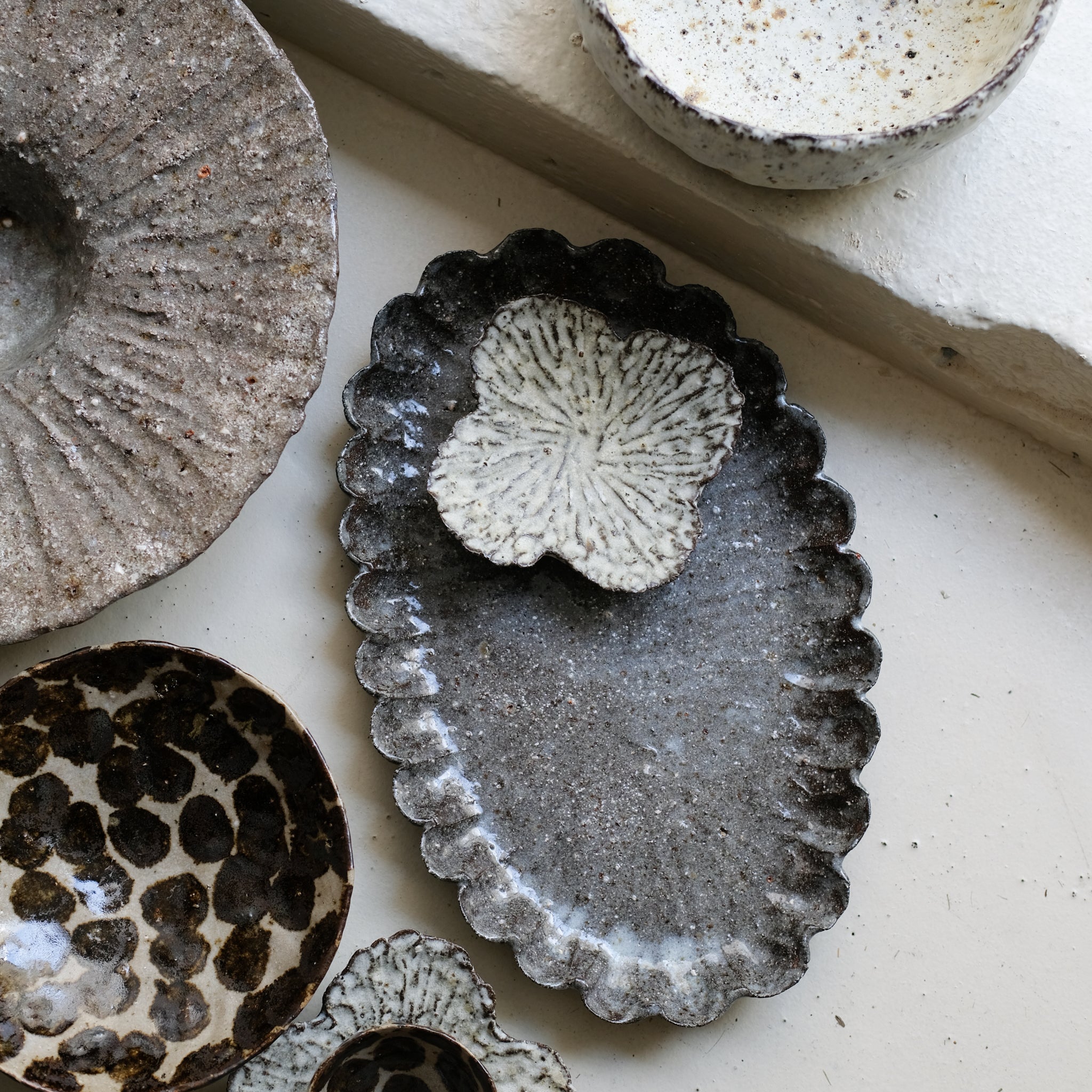 Plat oval en terre recoltée L 36cm - gris brillant de Potry chez Brutal Ceramics