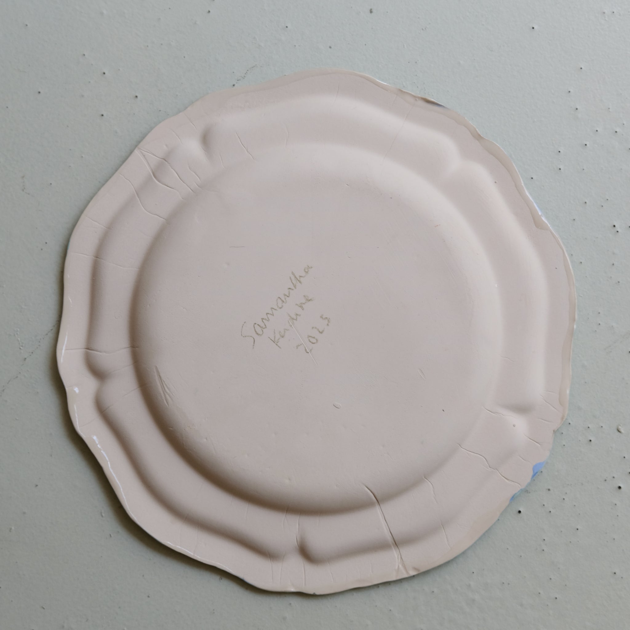 Plat SU25-07 en faïence D 26,5cm - multicolore Samantha Kerdine pour Brutal Ceramics