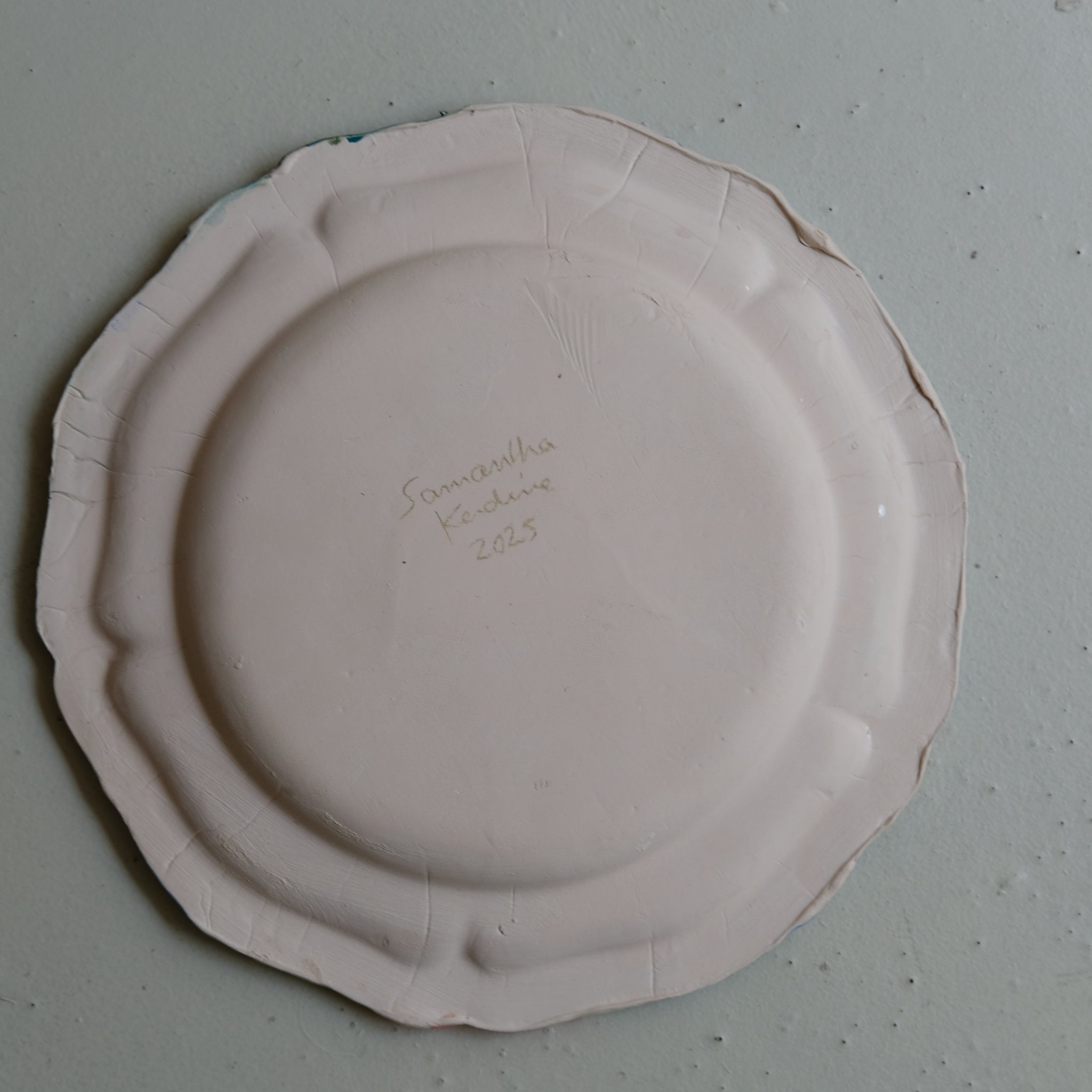 Plat SU25-06 en faïence D 26,5cm - multicolore Samantha Kerdine pour Brutal Ceramics