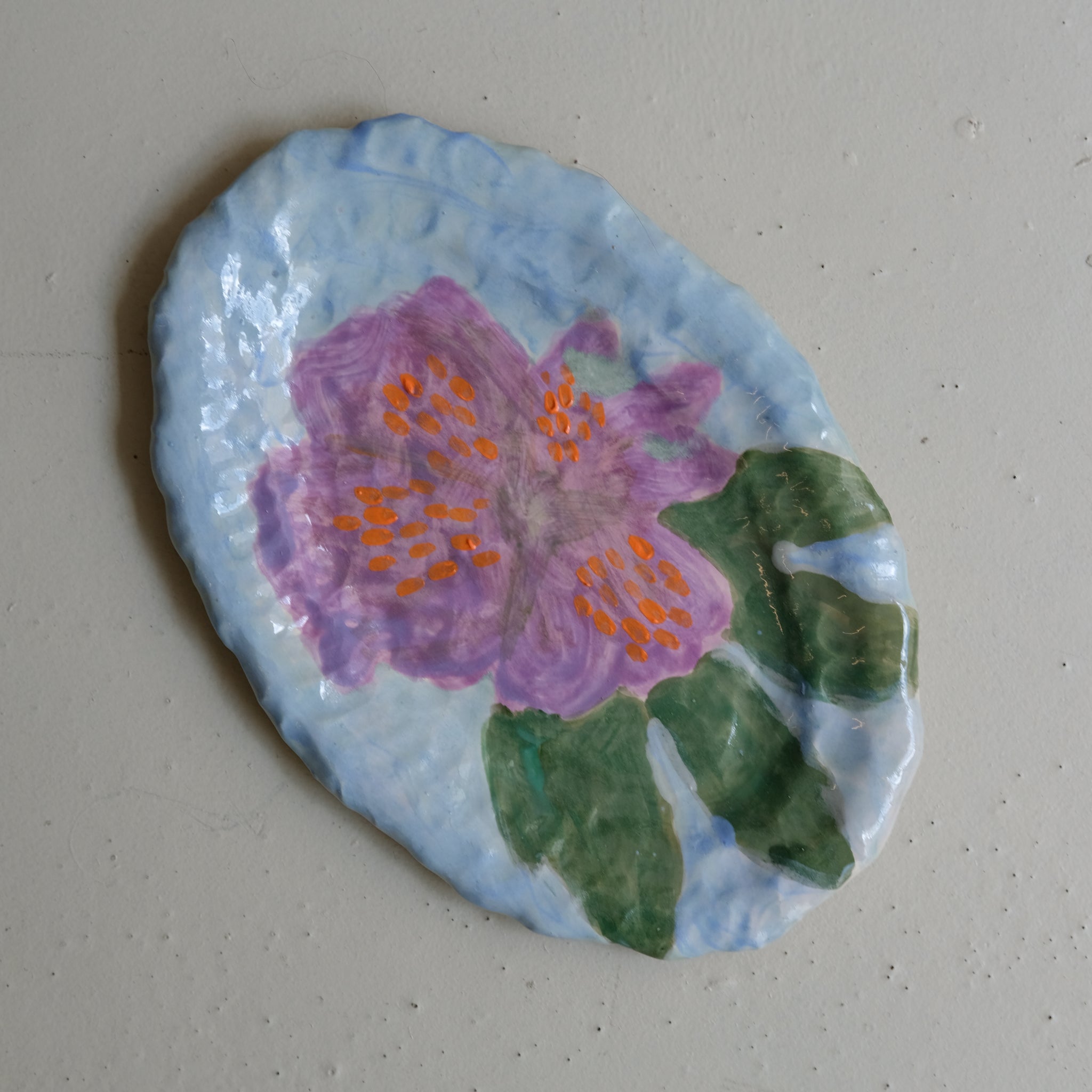 Plat SU25-13 en faïence L 34cm - multicolore Samantha Kerdine pour Brutal Ceramics