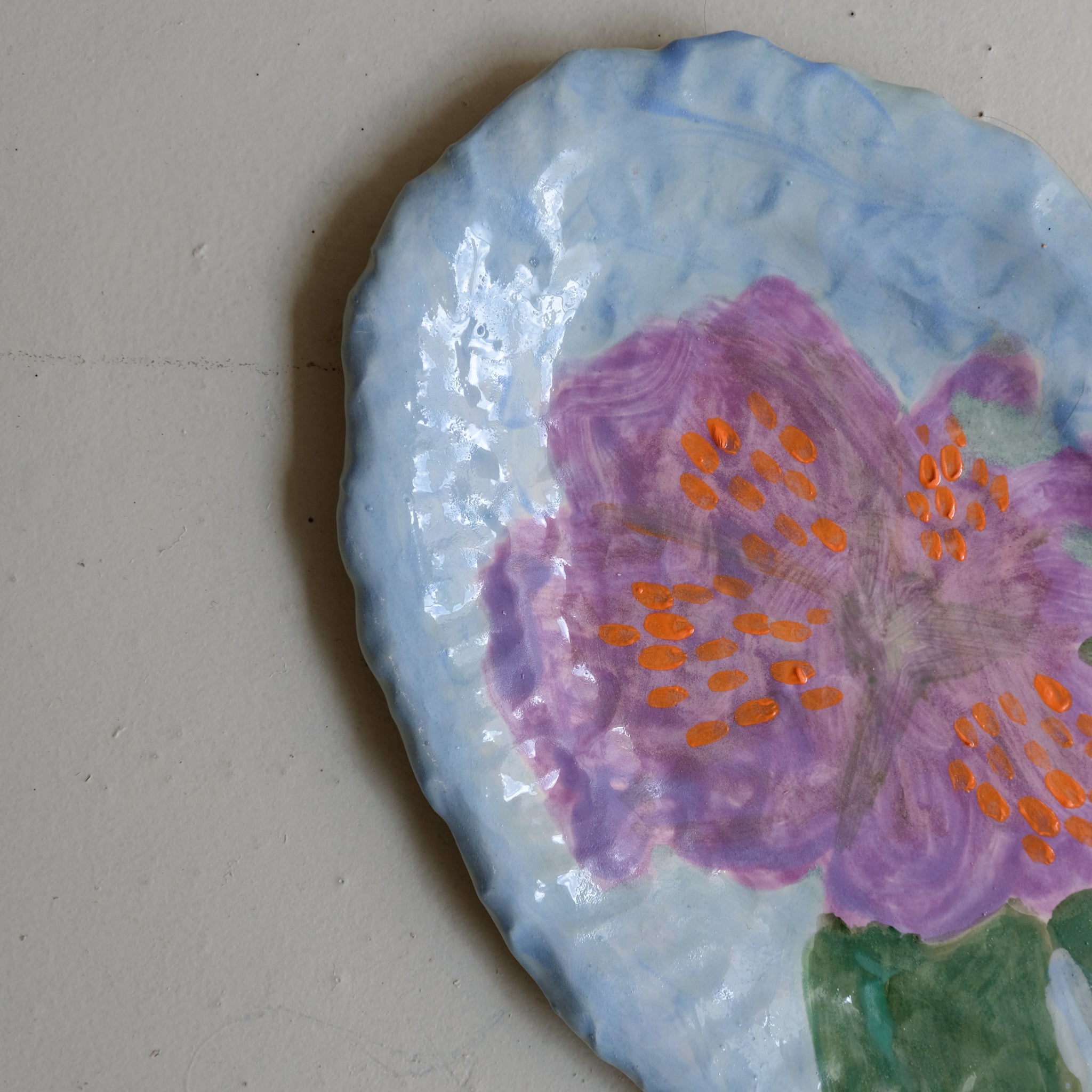 Plat SU25-13 en faïence L 34cm - multicolore Samantha Kerdine pour Brutal Ceramics