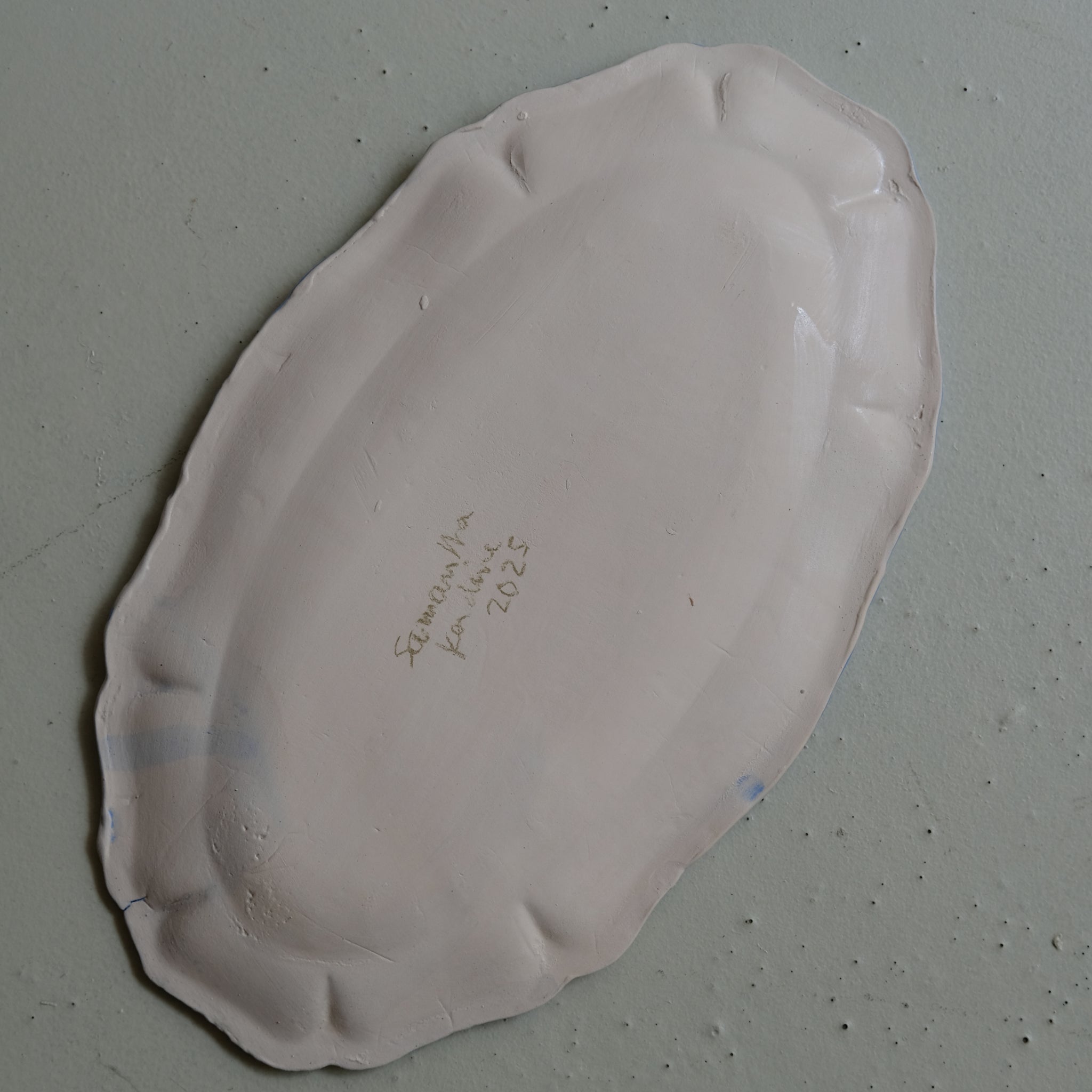 Plat SU25-11 en faïence L 34cm - multicolore Samantha Kerdine pour Brutal Ceramics