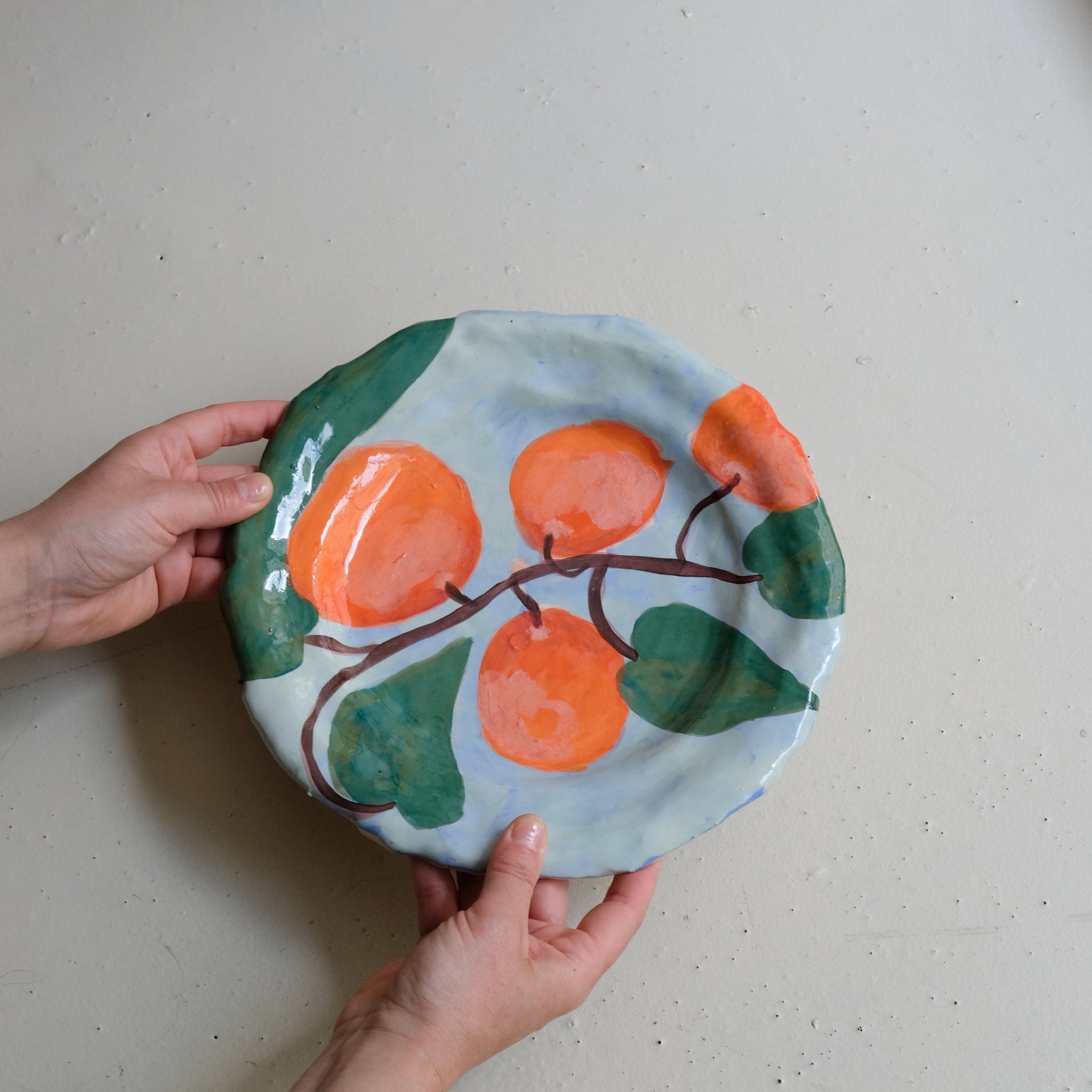 Plat SU25-06 en faïence D 26,5cm - multicolore Samantha Kerdine pour Brutal Ceramics