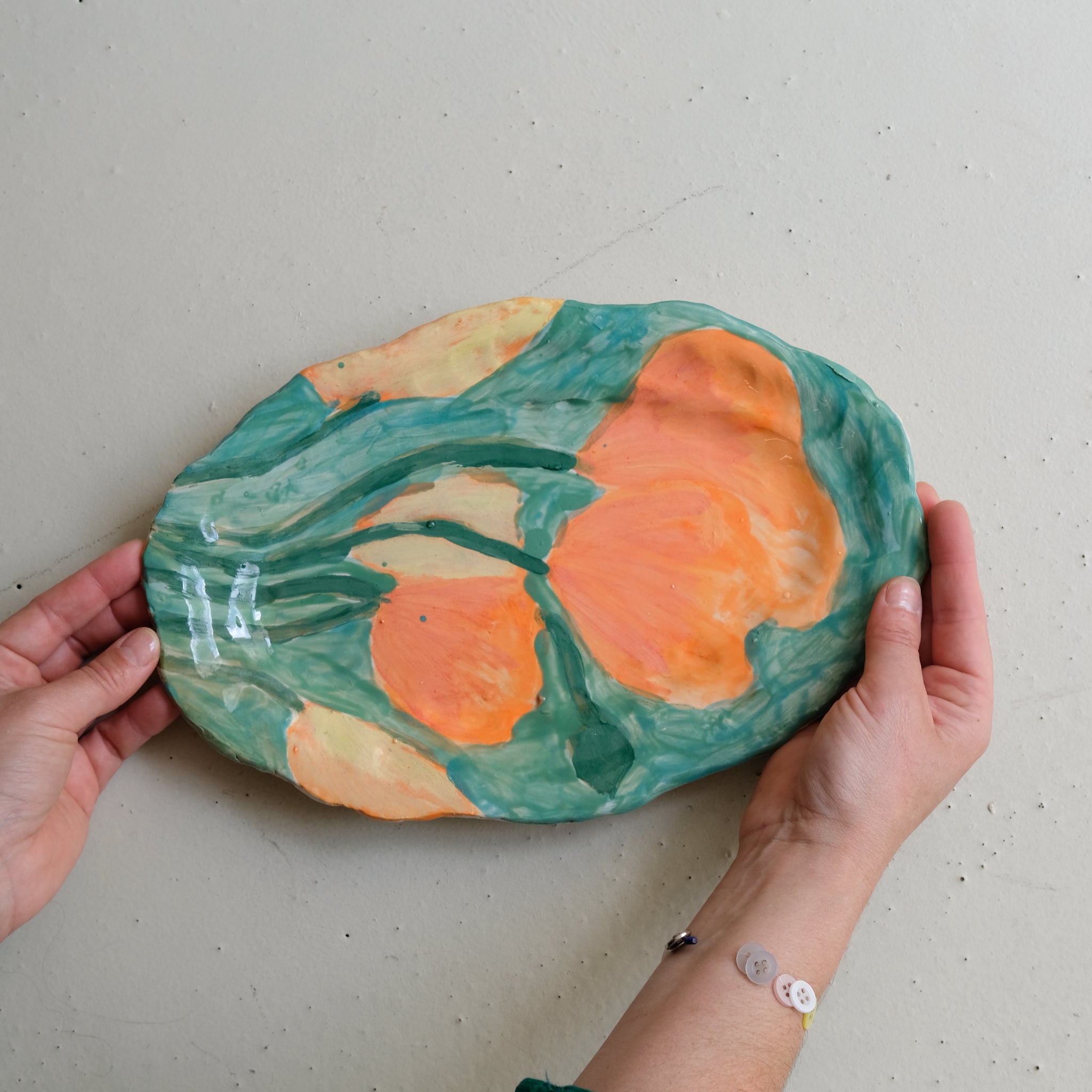 Plat SU25-14 en faïence L 34cm - multicolore Samantha Kerdine pour Brutal Ceramics