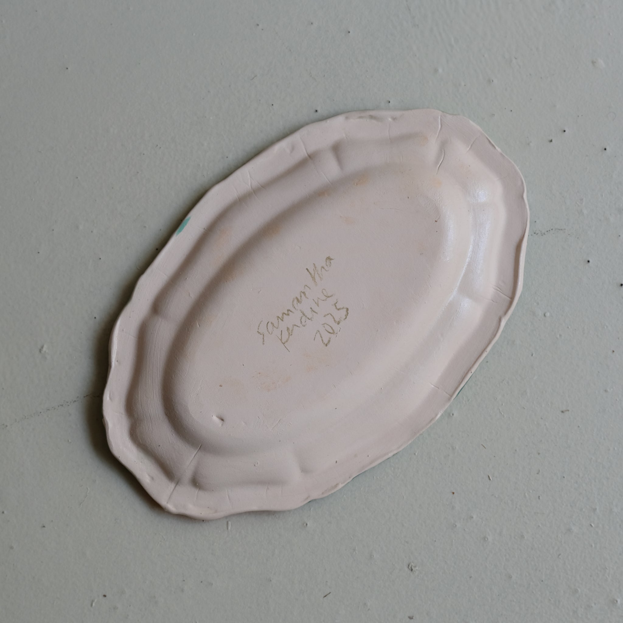 Plat SU25-09 en faïence L 20cm - multicolore Samantha Kerdine pour Brutal Ceramics