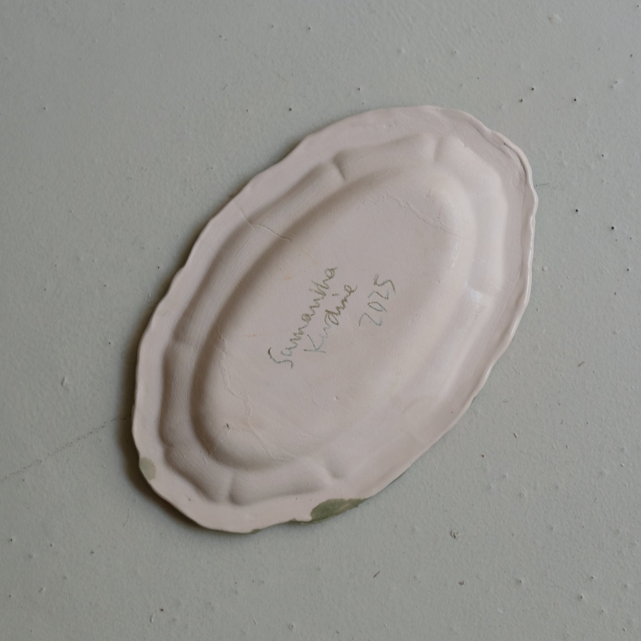 Plat SU25-08 en faïence D 26,5cm - multicolore Samantha Kerdine pour Brutal Ceramics