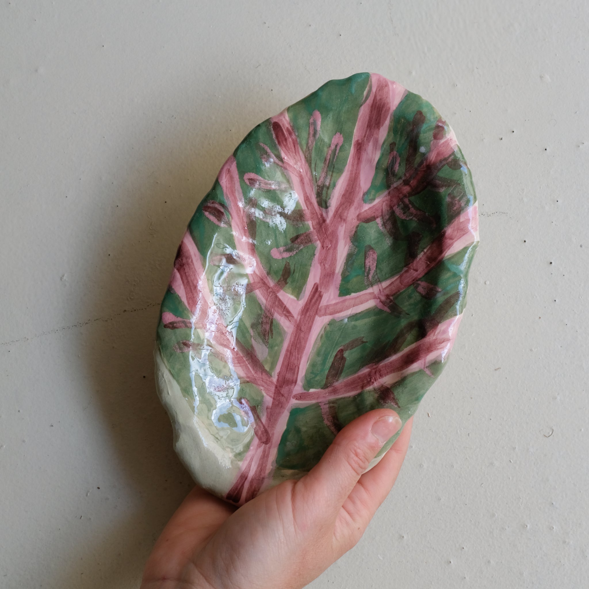 Plat SU25-08 en faïence D 26,5cm - multicolore Samantha Kerdine pour Brutal Ceramics