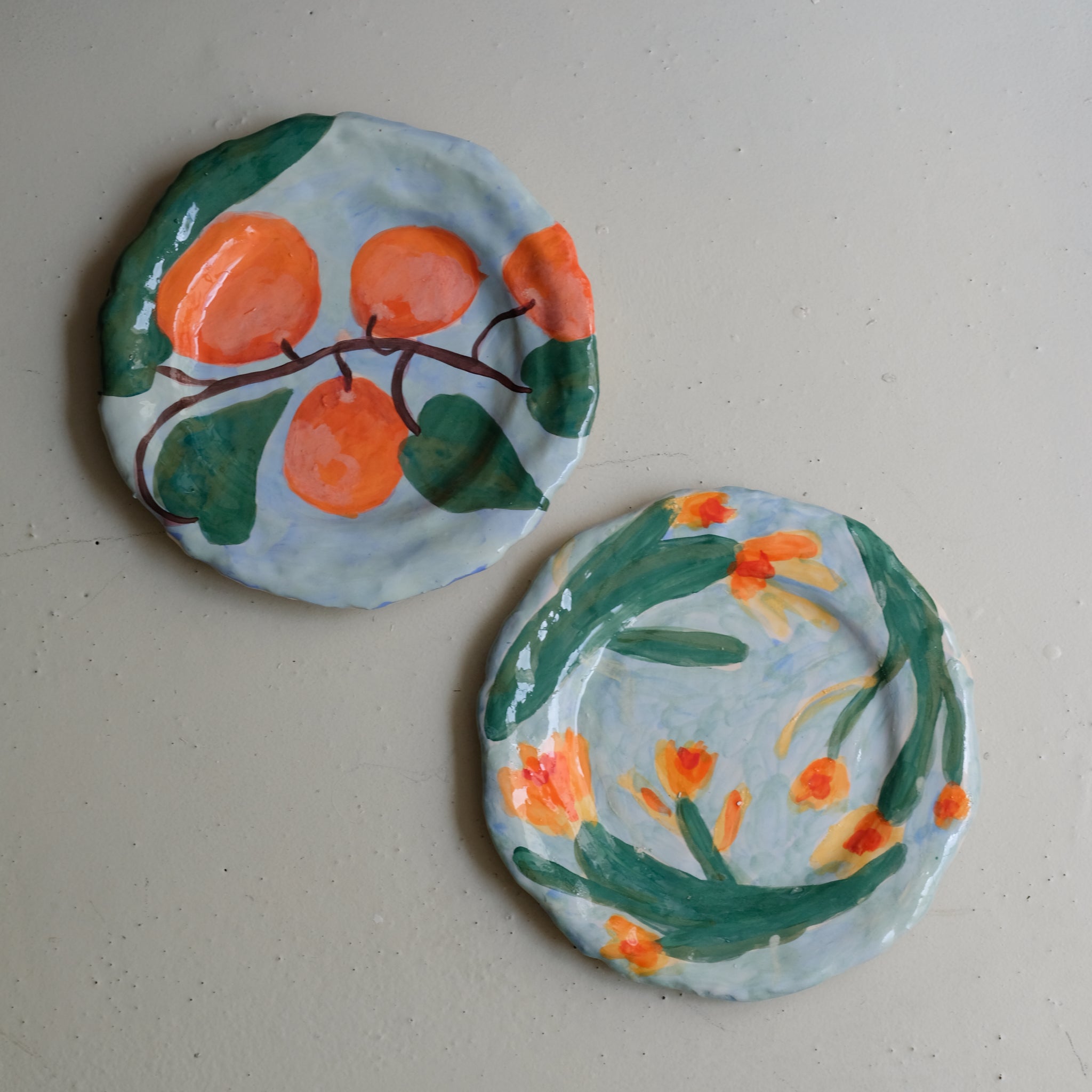 Plat SU25-06 en faïence D 26,5cm - multicolore Samantha Kerdine pour Brutal Ceramics