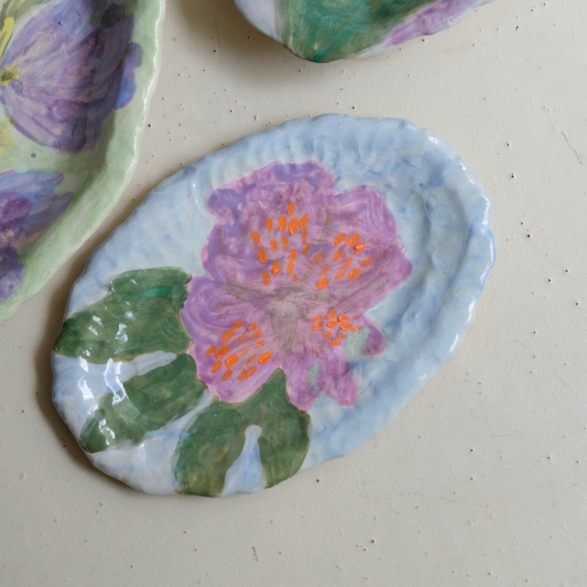 Plat SU25-13 en faïence L 34cm - multicolore Samantha Kerdine pour Brutal Ceramics