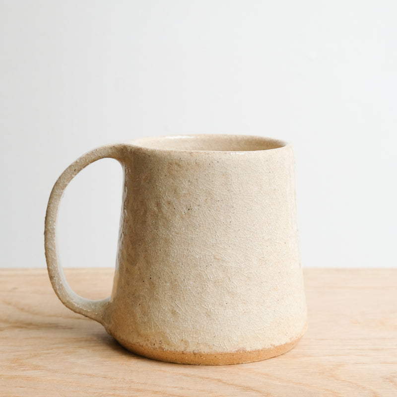 Mug en grès 200 ml - beige vanille d'Atelier Anima chez Brutal Ceramics