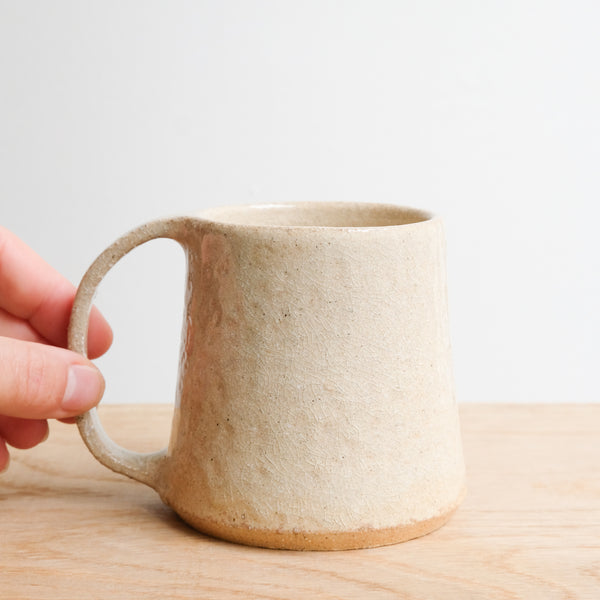 Mug en grès 200 ml - beige vanille d'Atelier Anima chez Brutal Ceramics
