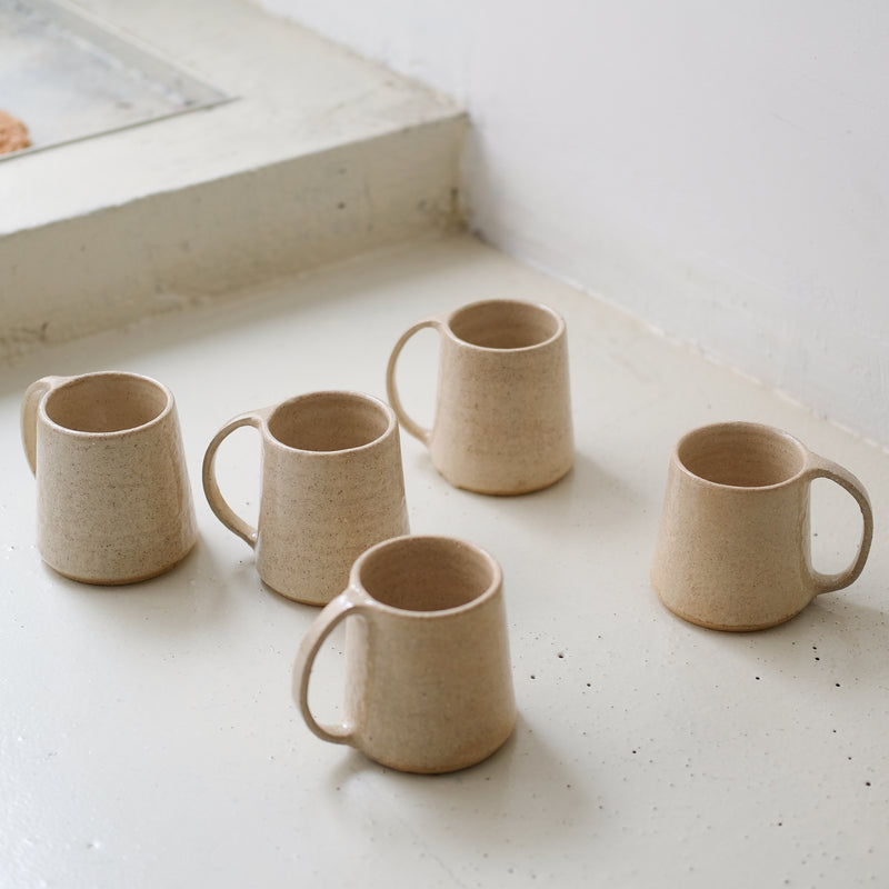 Mug en grès 200 ml - beige vanille d'Atelier Anima chez Brutal Ceramics