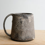 Mug en grès 200 ml - brun noir d'Atelier Anima chez Brutal Ceramics