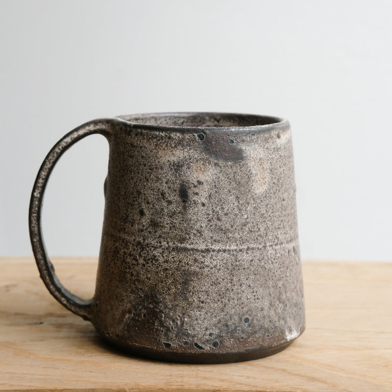 Mug en grès 200 ml - brun noir d'Atelier Anima chez Brutal Ceramics