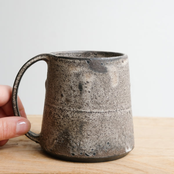 Mug en grès 200 ml - brun noir d'Atelier Anima chez Brutal Ceramics