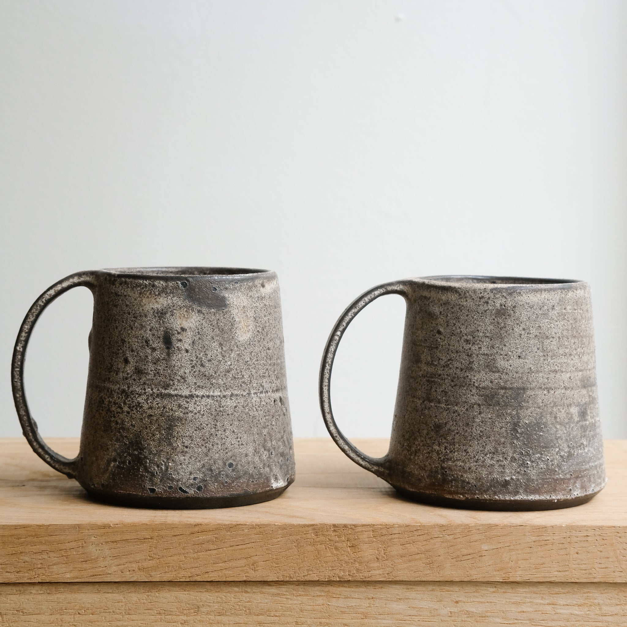 Mug en grès 200 ml - brun noir d'Atelier Anima chez Brutal Ceramics