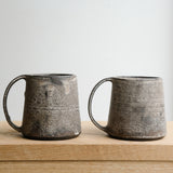 Mug en grès 200 ml - brun noir d'Atelier Anima chez Brutal Ceramics
