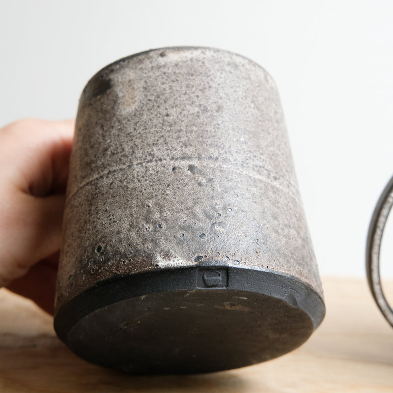 Mug en grès 200 ml - brun noir d'Atelier Anima chez Brutal Ceramics