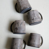 Mug en grès 200 ml - brun noir d'Atelier Anima chez Brutal Ceramics
